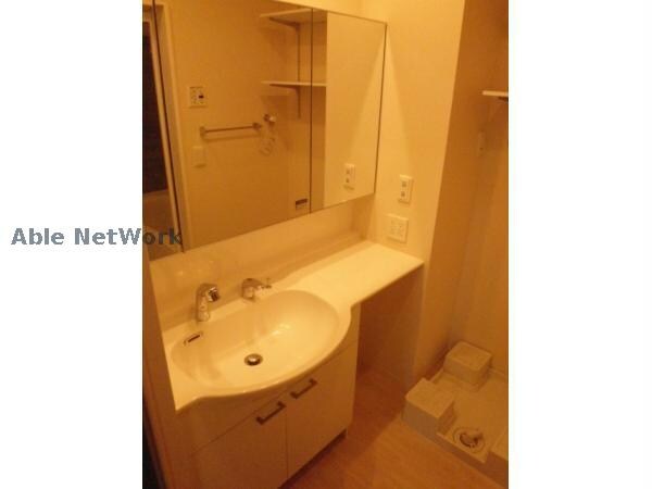 物件内観写真9　(洗面化粧台はワイドタイプです。)