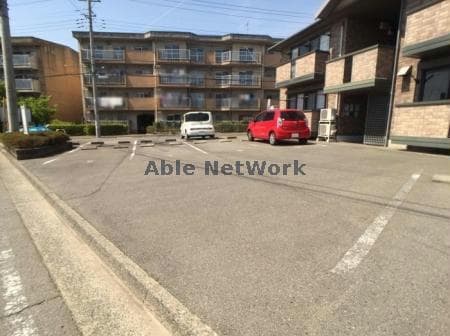 物件外観写真2　(敷地内駐車場)