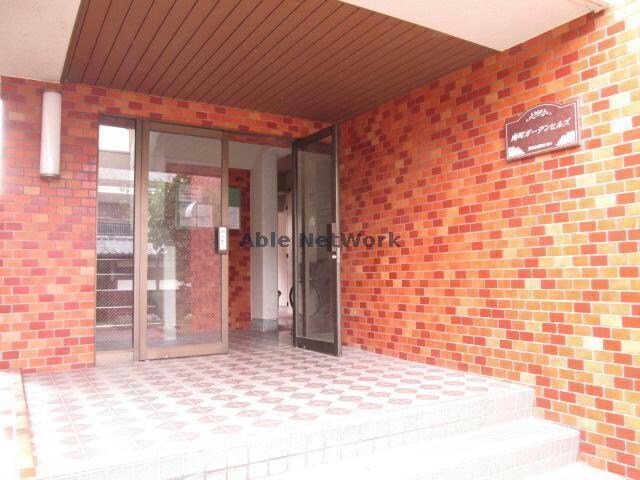 物件外観写真1　(建物エントランスです)