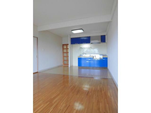 物件内観写真9　(明るいリビング)