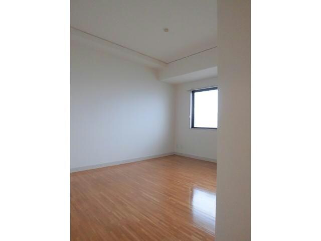 物件内観写真13　(綺麗に清掃された洋室)