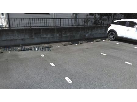 物件外観写真3　(敷地内駐車場)