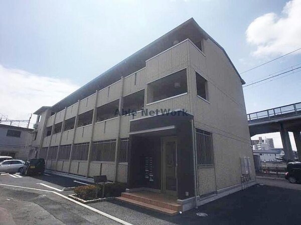 エントランス部分(綺麗な外観です)