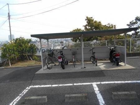 物件外観写真3　(敷地内駐輪場)