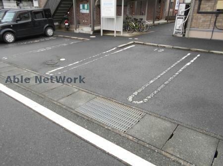 物件外観写真3　(敷地内駐車場)