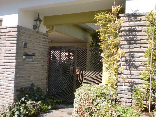 物件外観写真2　(格式のある門構です)