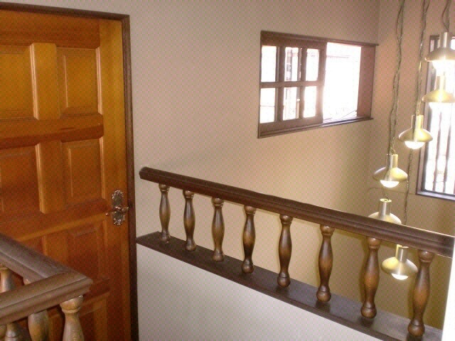 物件内観写真10　(吹き抜けに明るい照明あります)