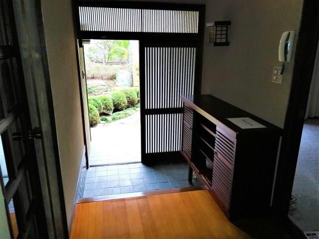 物件内観写真18　(広々とした玄関です)