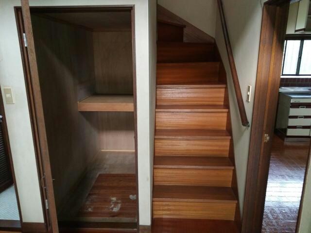 物件内観写真22　(2階へ行く階段です)