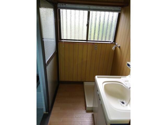 物件内観写真23　(脱衣場窓があり明るいです)