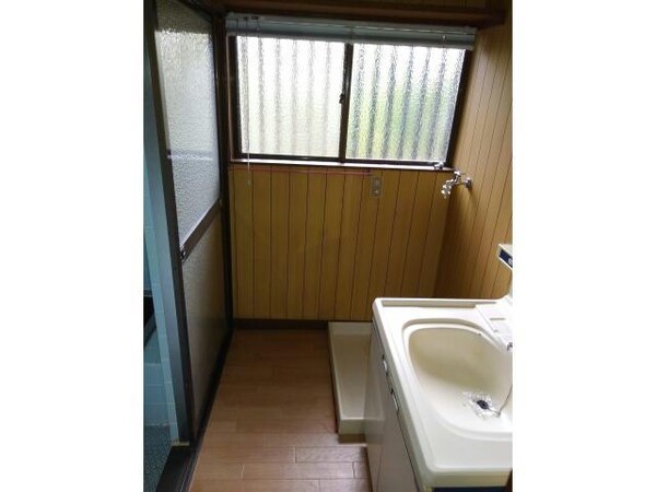 バス／シャワールーム等(脱衣場窓があり明るいです)