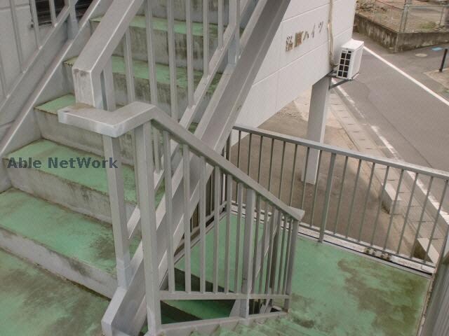 物件内観写真10　(共用部階段)