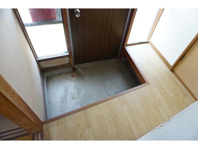 物件内観写真4　(広々した玄関)