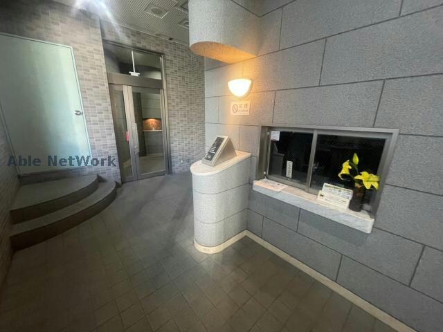 物件外観写真2　(安心のオートロック付きです。)