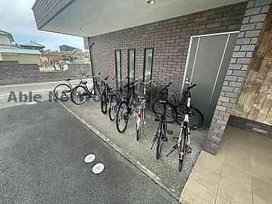 物件外観写真4　(敷地内駐輪場)