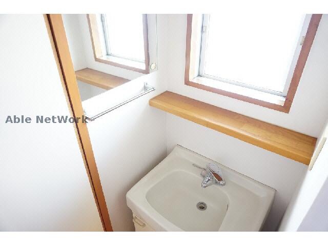 物件内観写真8　(洗面台もあります)