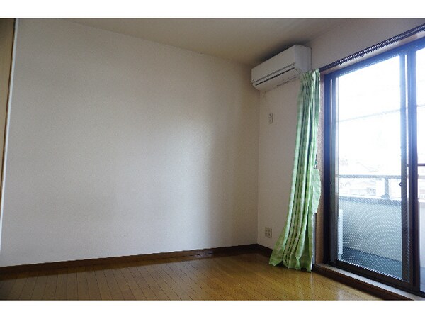 居室(明るい室内です)