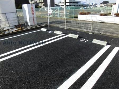 物件外観写真3　(敷地内駐車場)