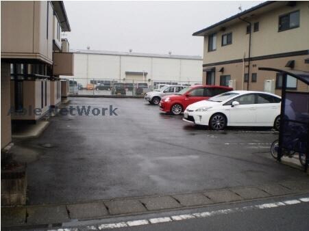 物件外観写真2　(敷地内駐車場)