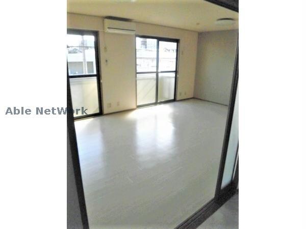 居室(2面採光で明るいです)