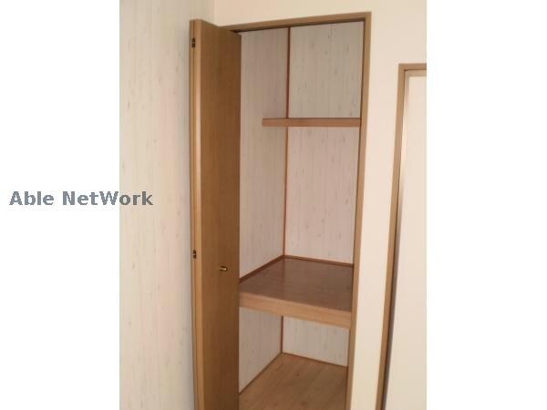 物件内観写真12　(物入れ)