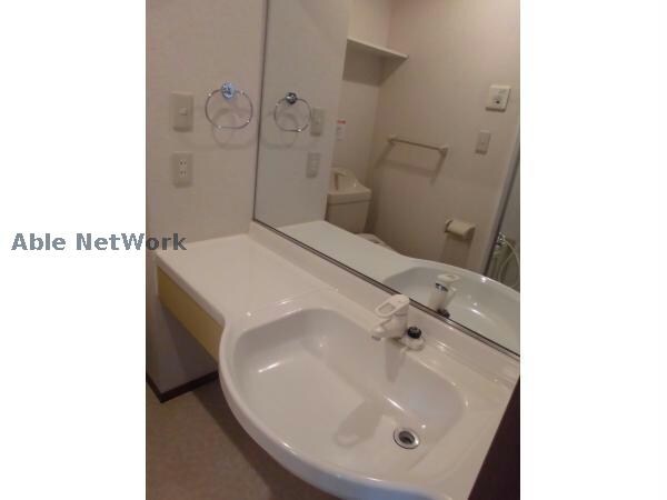 物件内観写真6　(広々独立洗面台)