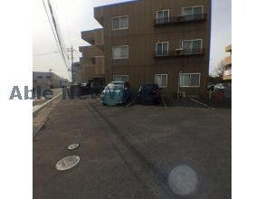 物件外観写真3　(敷地内駐車場)