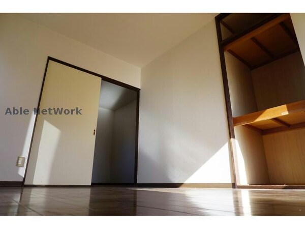 居室(日当たりの良い洋室)