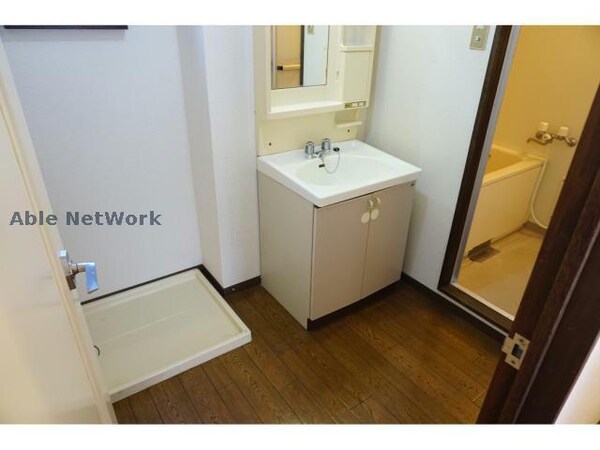 洗面所・脱衣所(洗面所・洗濯機置き場にも窓があります！)