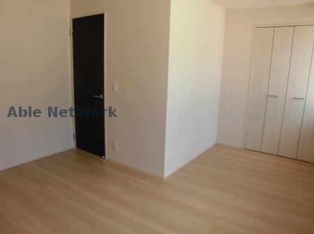 物件内観写真11　(広い洋室)