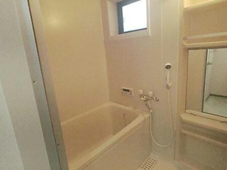 物件内観写真6　(窓付きのお風呂)