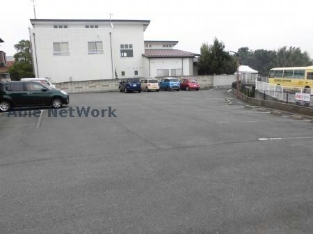 物件外観写真3　(敷地内駐車場)