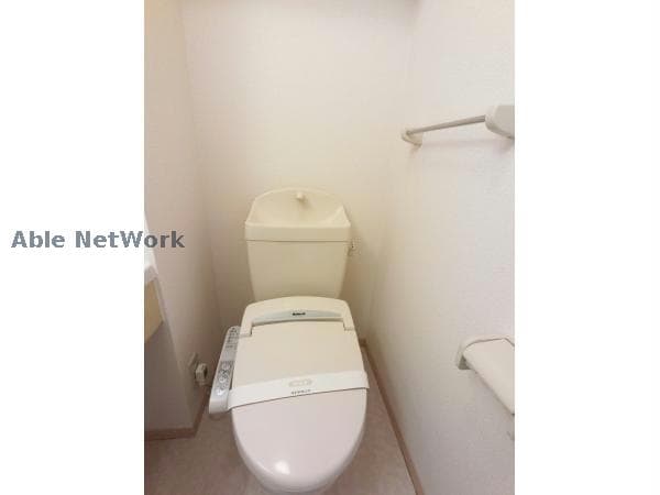 物件内観写真7　(温水洗浄便座です)