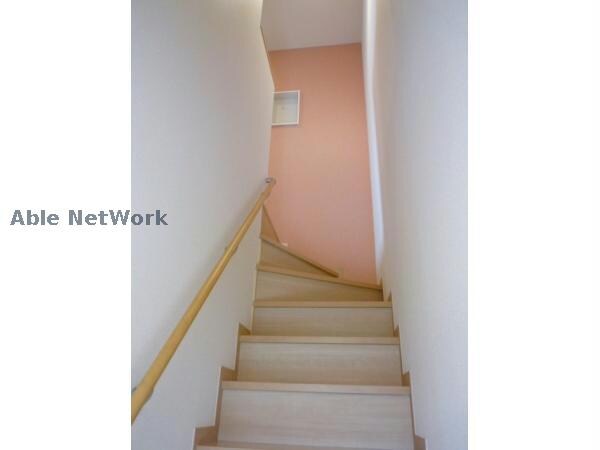 物件内観写真13　(2階へ行く階段です)