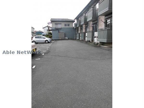 物件外観写真3　(敷地内駐車場)