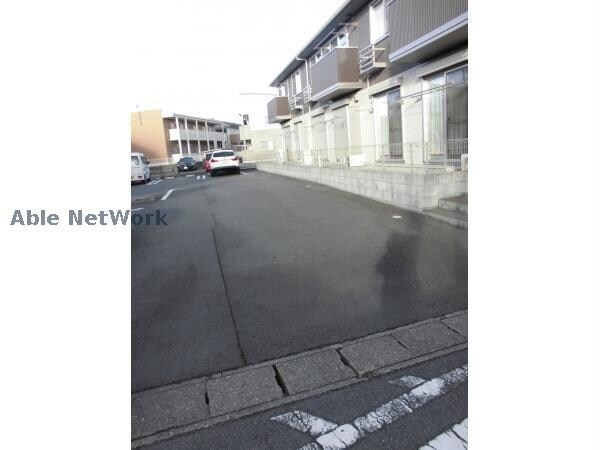 物件外観写真3　(敷地内駐車場)