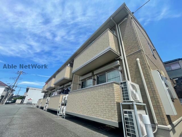 物件外観写真2　(落ち着いた色合いの外観です)