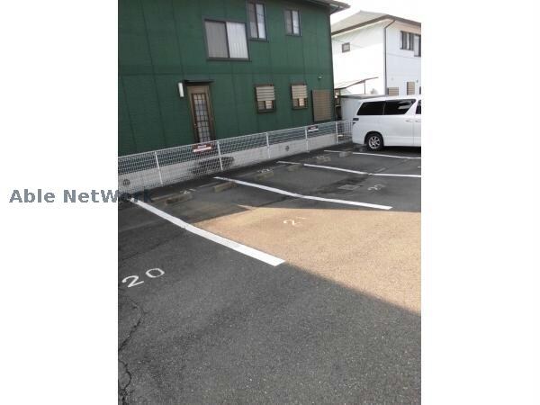 物件外観写真3　(敷地内駐車場)