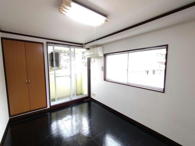 物件内観写真4　(窓から日差しが差し込みます)