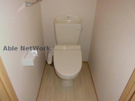 物件内観写真8　(温水洗浄便座です)