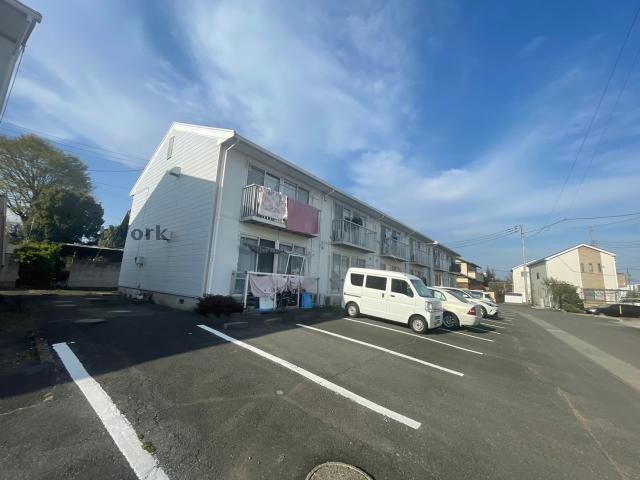 物件外観写真2　(敷地内駐車場)