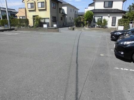 物件内観写真15　(敷地内駐車場)