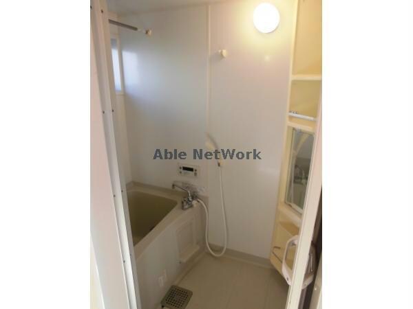 物件内観写真9　(窓付きのバスルーム)