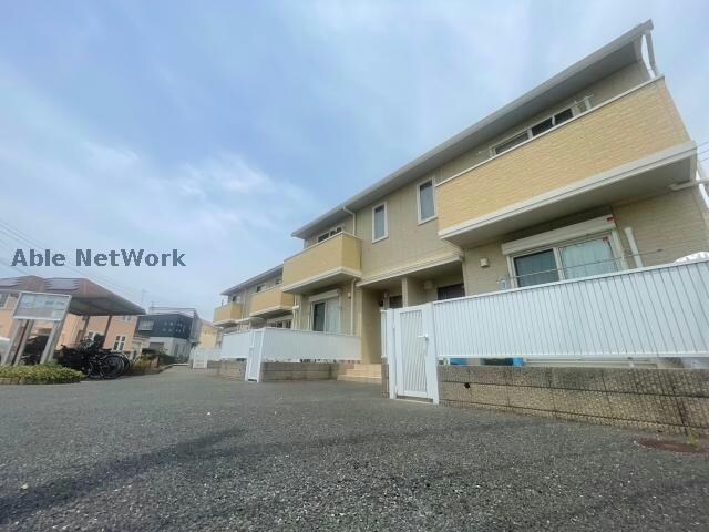 物件外観写真2　(きれいなエントランスです)