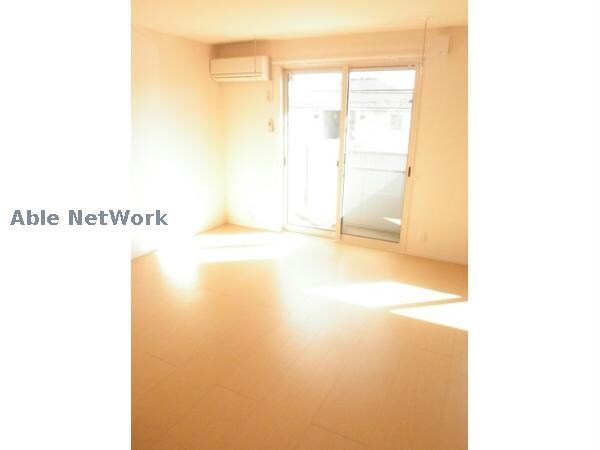 リビングダイニング(太陽の光でいつも明るい室内)