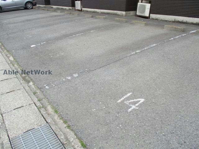 物件外観写真3　(敷地内駐車場)