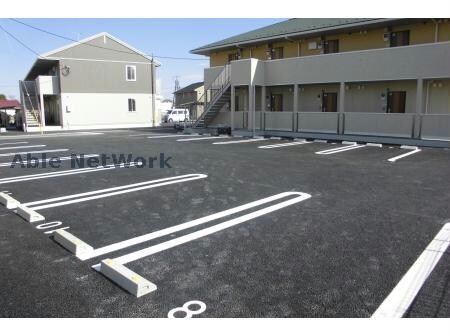 物件外観写真6　(敷地内駐車場)