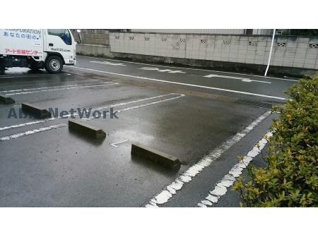物件外観写真2　(敷地内駐車場)