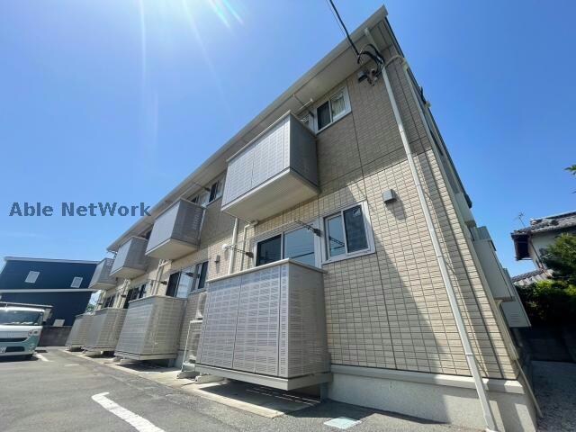 物件外観写真1　(景色に調和した外観です)