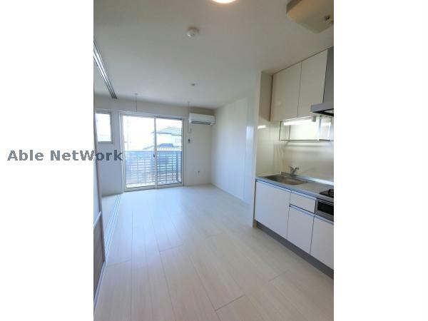 物件内観写真5　(広々とした室内)